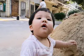 一岁宝宝第一次玩泥沙。好嗨哟，感觉人生已经达到了巅峰！
