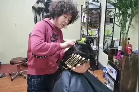 【齐齐哈尔手艺人儿】老东风美发技师杨大姐，大卷儿小卷儿四十年视频封面