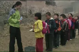 影视：村里缺水小学生每天端一碗水送老师，就是为了留住老师视频封面