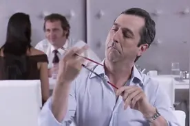 老外第一次用筷子吃面条，直接整蒙圈连刀叉都不会用了视频封面