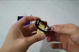 只需夹子和橡皮筋，就能快速做出一个手机支架，随时随地都可用视频封面