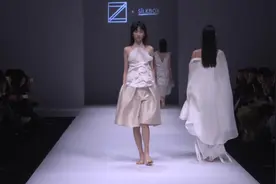 时装周 | 美女模特 | 身材丰满 | 睡衣出场 | 一晃一晃的视频封面