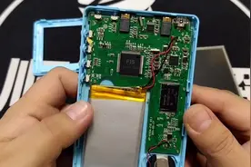小伙拆解9年前大学生都喜欢的MP4，手机时代MP4已经没人用了视频封面