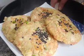 2个馒头3个鸡蛋，筷子一搅，几分钟就做出孩子爱吃的馒头饼