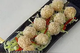 大厨教你虾仁的新吃法，爽滑鲜嫩的酥炸虾丸，好吃到停不下来视频封面