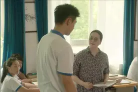 《最好的我们》学霸上课睡觉，被老师罚站走廊视频封面