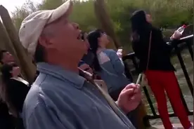 原版我靠大爷，这年轻人，这胆儿也太大了，太逗了！视频封面