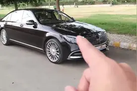 170万的2020款奔驰迈巴赫S550实拍，坐进驾驶室开上路后真霸气视频封面