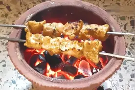 自己diy的花盆烧烤炉，美食烤肉新鲜出炉视频封面