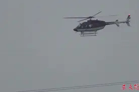 村里的上空飞来一架直升机，不停在空中盘旋，原来是在工作