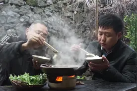 两兄弟吃风干鸭炖竹笋，铁锅炖上2小时，鸭汤喝起来真鲜视频封面