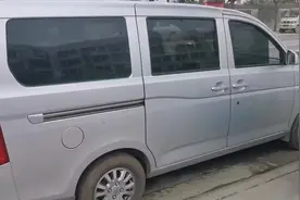 五菱荣光v：踩离合器挂档，起步抬离合有异响，请问怎么解决视频封面