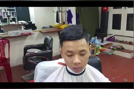 沙发自来卷发型怎么剪？这款发型帅气又时尚，选它真有型视频封面