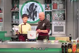 广东人过年少不了吃鸡 鼎爷李家鼎教你选鸡烹饪葱油少爷鸡视频封面