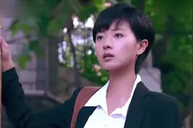 退伍女兵遇抢劫犯，撕掉裙子踩着高跟鞋就追了上去，简直帅爆了！视频封面