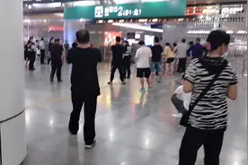 工厂大姐深夜驾车去福州站接女儿，半年未见女儿特别想念视频封面