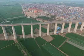 航拍世界重载铁路之最 中国浩吉铁路 全长1813.5公里 世界之最视频封面