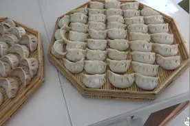 冬至吃饺子啦，来个西蓝花的水饺，不放肉也好吃，吃起来真香啊视频封面