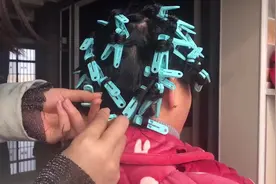 学网红用夹子给妈妈烫头发，效果被弟弟吐槽太难看，差点没揍我