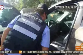 共享汽车冒浓烟 特警及时处置视频封面
