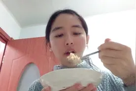 回家倒计时：打三个鸡蛋，炒一盘蛋炒饭，把冰箱里剩菜剩饭全吃光