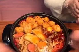 小姐姐深夜放毒，和表妹在被窝吃火锅，太香太馋人了！视频封面