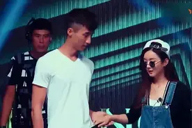 赵丽颖走秀彩排，小骨小骨像个算命的就出来了，汪涵:赵半仙