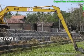 长距离挖掘机挖掘小松河PC200-6的泥沙沉淀视频封面