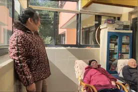 挑战14天不出屋，退休老头在阳台上娱乐不亦乐乎。