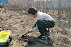 #春耕进行时#农村孩子小脸蛋抹上泥巴玩，把地当成游乐园了吗？视频封面