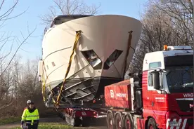 大型游艇运送重型货物到展览视频封面