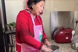 农村金潭做徐州的面筋汤别名辣汤全教程，这才知道面筋要顺时针搅