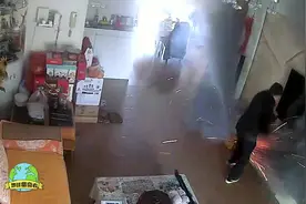 电瓶车电池在家充电突然爆炸，燃烧速度惊人！视频封面