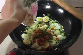 煮熟的鸡蛋再这样炒着吃，出锅香气扑鼻，下饭又解馋