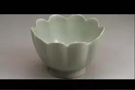 看看台湾故宫博物院镇馆之宝汝瓷莲花温酒碗，领略真正的汝窑官窑视频封面