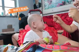 哈妹家10个月的小孩学走路，晃晃悠悠，你家小孩几岁会走的呢？视频封面