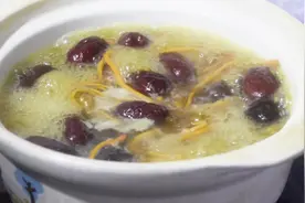 排骨加一把虫草花煲汤，鲜甜营养，补气润肺，食材简单一看就会视频封面