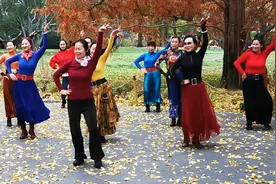 北京紫竹院公园眼镜美女老师，动感的旋律，跳的很棒吸引了很多人视频封面