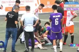 业余联赛球员恶劣踩头导致对手倒地出现恐怖抽搐视频封面