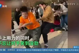 大学生拔河比赛戴搞笑面具，对手笑到没劲，网友：人才！视频封面