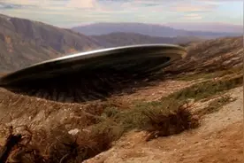 女子深夜下班回家遭汽车抛锚 原来是外星人电磁波干扰  真惊险视频封面