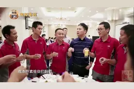 刘强东一点架子也没有，和员工豪气喝起白酒，妻子章泽天一脸崇拜视频封面