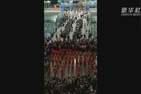 关注河南强降雨｜暖心！学生乐团滞留郑州东站 奏响《我和我的祖国》图片
