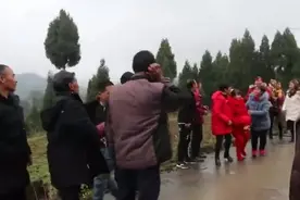 贵州农村小伙娶45岁女老板，路上被整得好惨，新郎实在背不动了视频封面