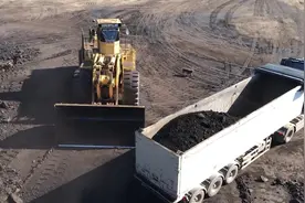 第一视角看大型轮式装载机上料，CAT992C视频封面