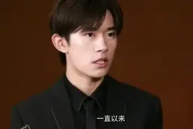 易烊千玺颜值翻车，脸上坑坑洼洼，是因为工作太累？视频封面