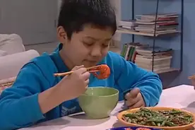刘星吃油焖大虾，虾皮都不剥直接塞进嘴就吃，这吃相真是有滋有味