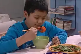 刘星吃油焖大虾，虾皮都不剥直接塞进嘴就吃，这吃相真是有滋有味