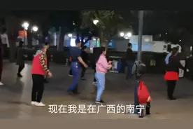 南宁朝阳广场观看广场舞，大叔的舞姿太妖娆了，绝对的C位