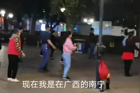 南宁朝阳广场观看广场舞，大叔的舞姿太妖娆了，绝对的C位